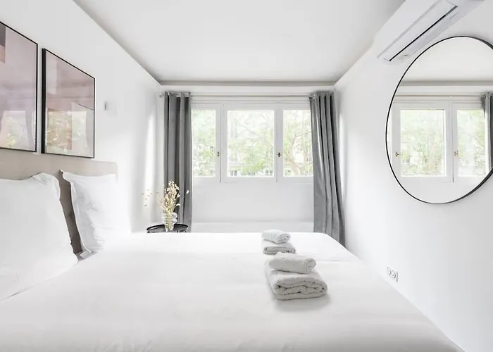 Ensoleille Buttes Chaumont -iv Apartmán